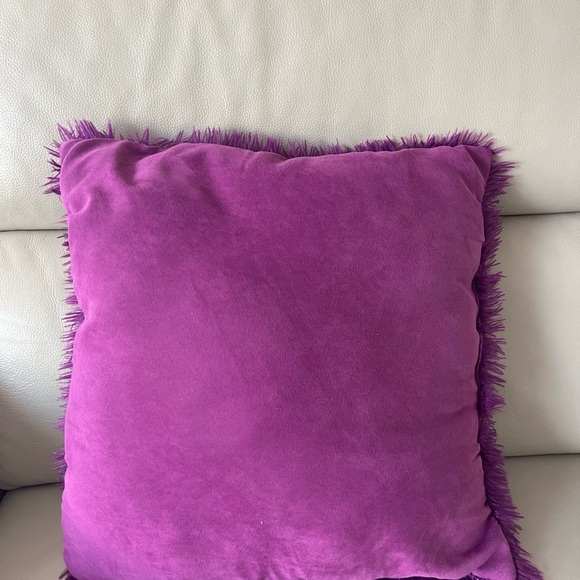 New pillow never used - Picture 2 of 4